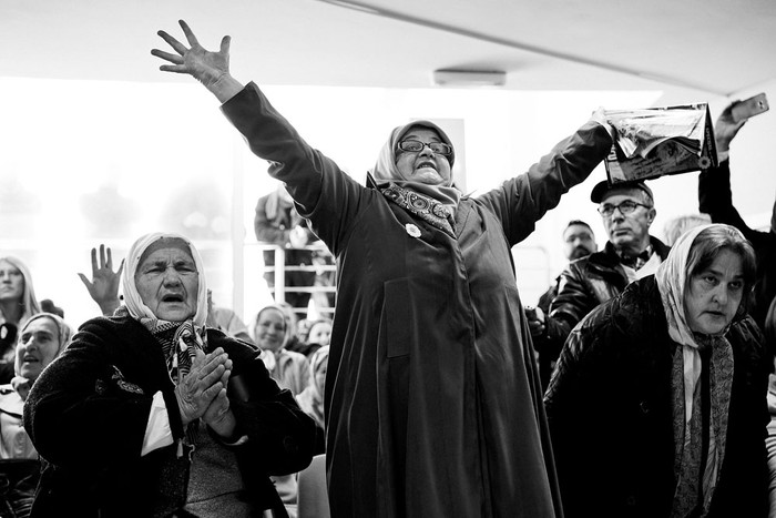 Familiares de victimas del conflicto de los Balcanes festejan, ayer en Potocari, República Srpska, luego de la sentencia del juicio a Ratko Mladic acusado de genocidio y crímenes de guerra. Foto: Dimitar Dilkoff, AFP