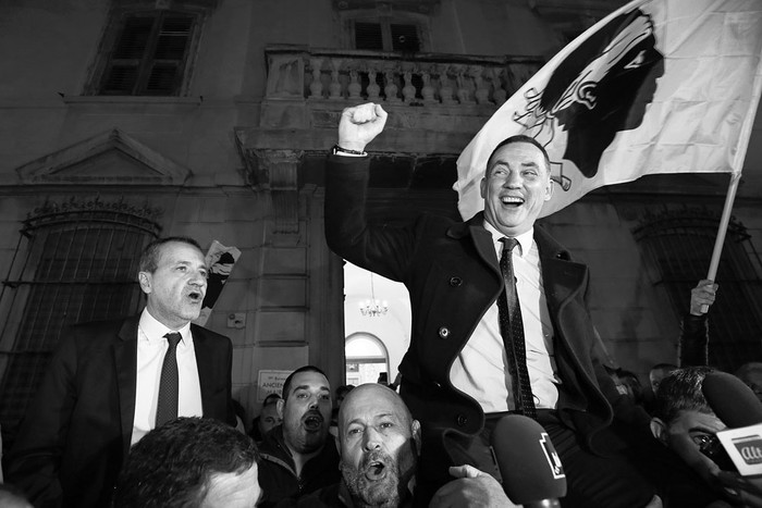 Jean Guy Talamoni y Gilles Simeoni, candidatos de la coalición nacionalista Por Córcega, luego de conocer los primeros resultados de las elecciones regionales, el domingo en Córcega. Foto: Pascal Pochard-Casabianca, AFP