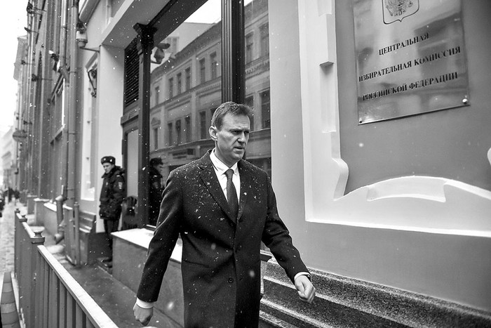 Alexei Navalny, líder de la oposición rusa, asiste a la sede de la Comisión Electoral Central, ayer, en Moscú. Foto: Dmitry Serebryakov, AFP