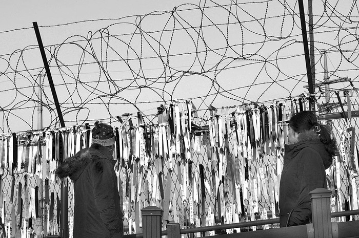 Valla militar cubierta con cintas pidiendo paz y reunificación, el 1º de enero, en el parque Imjingak cerca de la zona desmilitarizada que divide las dos Coreas. Foto: Jung Yeon-Je, AFP