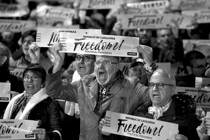 Manifestación con carteles que piden “Libertad para los presos políticos”, el 4 de enero, frente al ayuntamiento de Sant Vicenç dels Horts, cerca de Barcelona. Foto: Lluis Gene, AFP