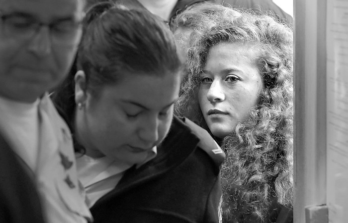 Ahed Tamimi, palestina de 17 años, llega al tribunal militar israelí, ayer, en la prisión de Ofer, en la aldea de Betunia, en Cisjordania. Foto: Thomas Coex, AFP