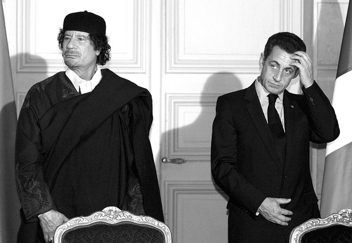 ​Muamar Gadafi y Nicolas Sarkozy en el Palacio del Elíseo, en París, el 10 de diciembre de 2007. Foto: Patrick Hertzog, AFP
