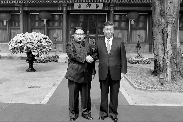Kim Jong Un (i), líder norcoreano, y Xi Jinping, presidente de China, el 27 de marzo, en Pekín. Foto: AFP, s/d de autor