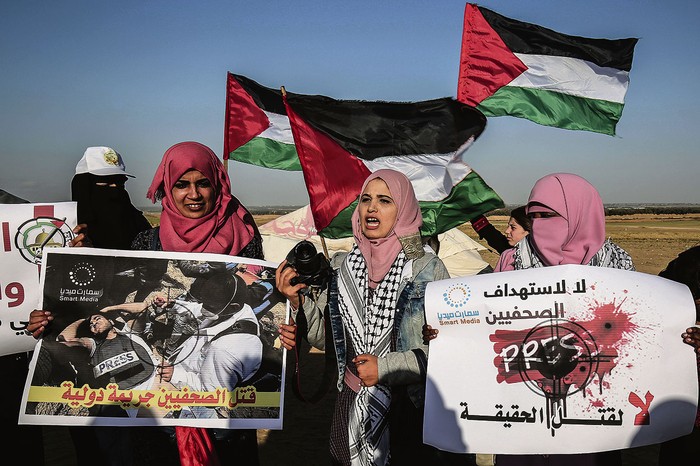 Periodistas palestinos durante una protesta por el homicidio del fotoperiodista Yasser Murtaja, ayer, en Rafah, en el sur de la Franja de Gaza.
 · Foto: Said Khatib