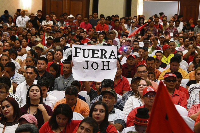 Delegados de la Alianza de Oposición Contra la Dictadura de Honduras durante una asamblea extraordinaria, el 15 de abril, en Tegucigalpa.
 · Foto: Orlando Sierra