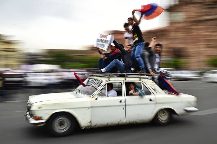Partidarios del líder de la oposición Nikol Pashinyan, ayer, en el centro de Ereván, Armenia.
 · Foto: Sergei Gapon