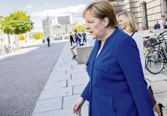 Angela Merkel, canciller alemana, deja la cámara baja del Parlamento, ayer en Berlín.
 · Foto: Omer Messinger