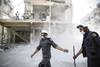 Cascos Blancos, trabajan alrededor de edificios destruidos tras los ataques aéreos, el lunes, en la ciudad de Douma, Siria.
Cascos Blancos, trabajan alrededor de edificios destruidos tras los ataques aéreos, el lunes, en la ciudad de Douma, Siria.