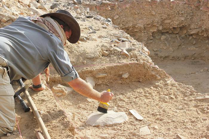 Ceri Shipton, en el sitio arqueológico de Arabia Saudita.
Foto: Australian National University