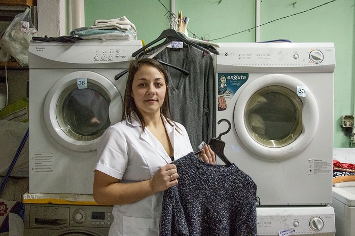 Foto principal del artículo 'Yuliana, encargada de un lavadero' · Foto: Alessandro Maradei