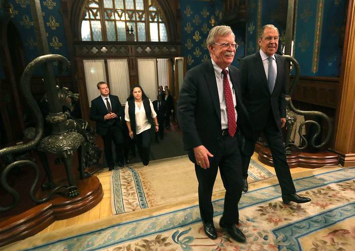 John Bolton (i), asesor de Seguridad Nacional del presidente de Estados Unidos, y el ministro de Relaciones Exteriores de Rusia, Sergei Lavrov, ayer, en Moscú. Foto: AFP, Ministerio de Relaciones Exteriores de Rusia, s/d de autor.