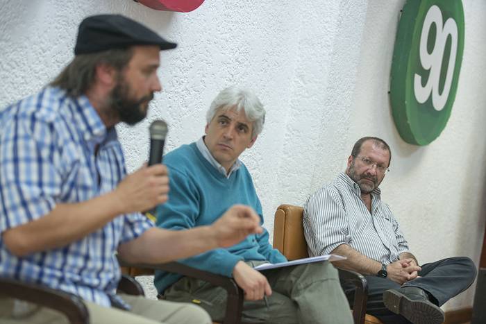 Leonardo Burone, Álvaro Silva y Ernesto Kreimerman, durante la actividad “Diálogos entre religión y política”, el sábado, en la Casa del Pueblo. · Foto: Santiago Mazzarovich