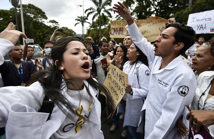 Estudiantes de la Universidad Central de Venezuela, participan en una protesta contra el gobierno del presidente Nicolás Maduro, ayer, en Caracas.
 · Foto: Luis Robayo