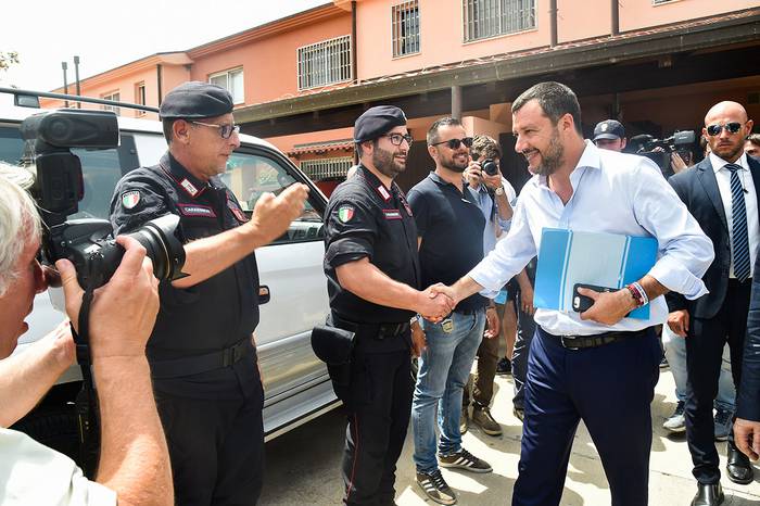 Matteo Salvini, ministro italiano del Interior, luego del cierre del único centro de recepción de migrantes, ayer, en Sicilia. 

 · Foto: Andreas Solaro, AFP