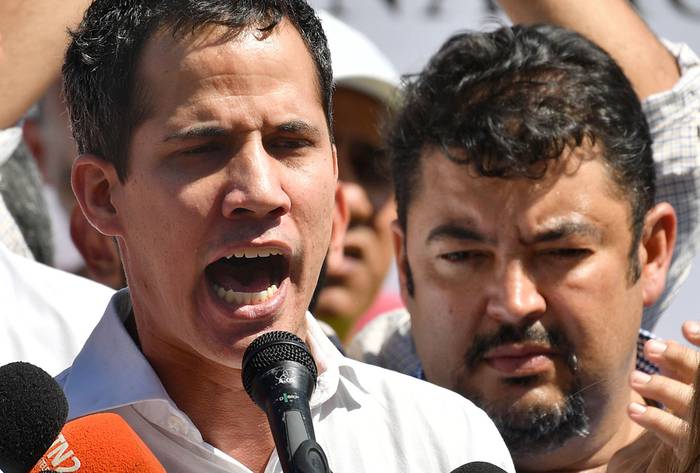 Juan Guaido, presidente de la Asamblea Nacional de Venezuela, y su jefe de personal, Roberto Marrero, el 13 de enero de 2019, durante un acto en Caraballeda, estado de Vargas, Venezuela.  · Foto: Yuri Cortez / AFP
