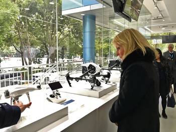 Carolina Cosse en las instalaciones de la empresa de drones DJI, el jueves, en Shenzhen, China. Foto: MIEM Carolina Cosse en las instalaciones de la empresa de drones DJI, el jueves, en Shenzhen, China. Foto: MIEM