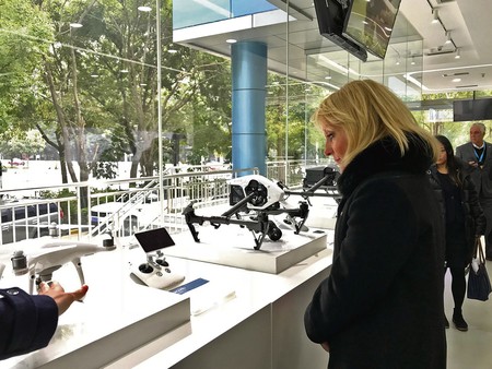 Carolina Cosse en las instalaciones de la empresa de drones DJI, el jueves, en Shenzhen, China. Foto: MIEM Carolina Cosse en las instalaciones de la empresa de drones DJI, el jueves, en Shenzhen, China. Foto: MIEM