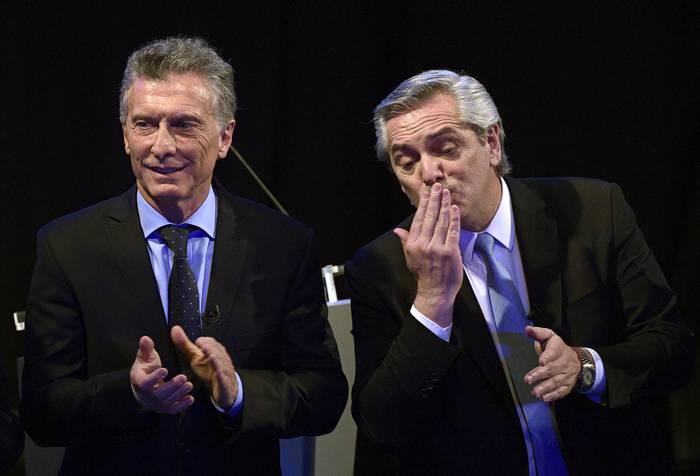 Mauricio Macri y Alberto Fernández, después del segundo debate, el 20 de octubre, en Buenos Aires. · Foto: Juan Mambromata, AFP
