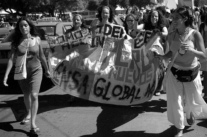 Marcha durante el Foro Social Mundial, en Porto Alegre. (archivo, enero de 2005) · Foto: Fernando Morán