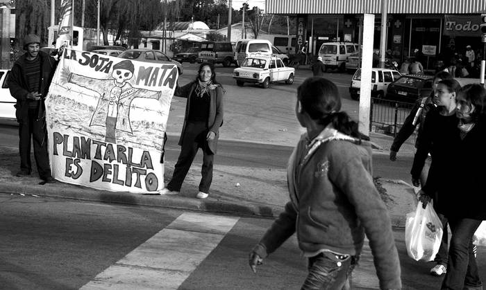 Movilización contra la plantación de soja en Punta de Rieles. (archivo, octubre de 2009) · Foto: Javier Calvelo