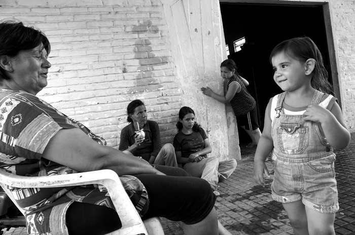 Familias de los barrios Aparicio Saravia y Carrasquito evacuadas durante las inundaciones, en el estadio Luis Koster, de Mercedes. (archivo, noviembre de 2009) · Foto: Pablo Nogueira