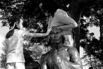 Conmemoración del día Día de la Nación Charrúa y la identidad indígena en el 179 aniversario del Genocidio Charrúa en Salsipuedes, ayer, en el monumento que los recuerda en el Prado de Montevideo Conmemoración del día Día de la Nación Charrúa y la identidad indígena en el 179 aniversario del Genocidio Charrúa en Salsipuedes, ayer, en el monumento que los recuerda en el Prado de Montevideo