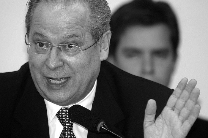 El ex ministro brasileño José Dirceu, uno de los acusados en el caso del mensalão a los que la mayoría de los integrantes del Supremo Tribunal Federal brasileño ya declaró culpables de corrupción, en Brasilia.
 (archivo, setiembre de 2005) · Foto: Ana Nascimento, Efe