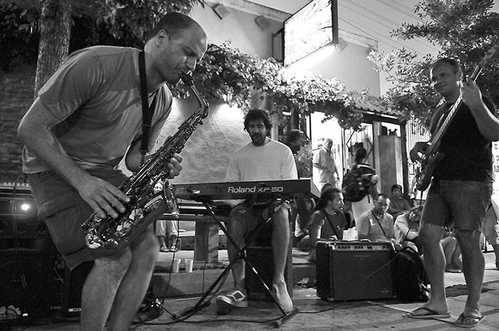 Toque callejero durante el 8o Encuentro Internacional de Músicos Jazz a la Calle en Mercedes, Soriano.  · Foto: Javier Calvelo