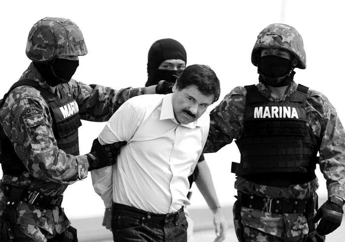 Militares mexicanos cuando conducían el sábado al máximo dirigente del cártel de Sinaloa, Joaquín "El Chapo" Guzmán, luego de detenerlo en el puerto turístico de Mazatlán (México).Foto: Mario Guzmán