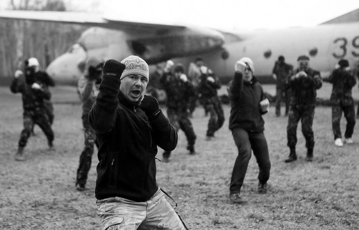 Miembros de las tropas de "autodefensa" ucranianas ayer mientras recibían adiestramiento en el campo de tiro de Novi Petrivtsi cerca de Kiev (Ucrania). / Foto: Robert Ghement