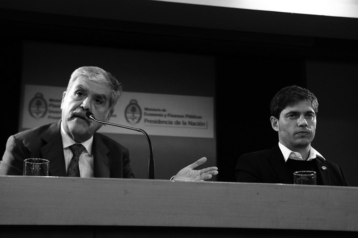 Julio De Vido, secretario de Planificación y Axel Kicillof , ministro de Economía de Argentina cuando anunciaron un recorte a los subsidios en los servicios básicos de gas y de agua a hogares y comercios. / Foto: Candelaria Ramos, Telam, Efe (archivo marzo de 2014)
 