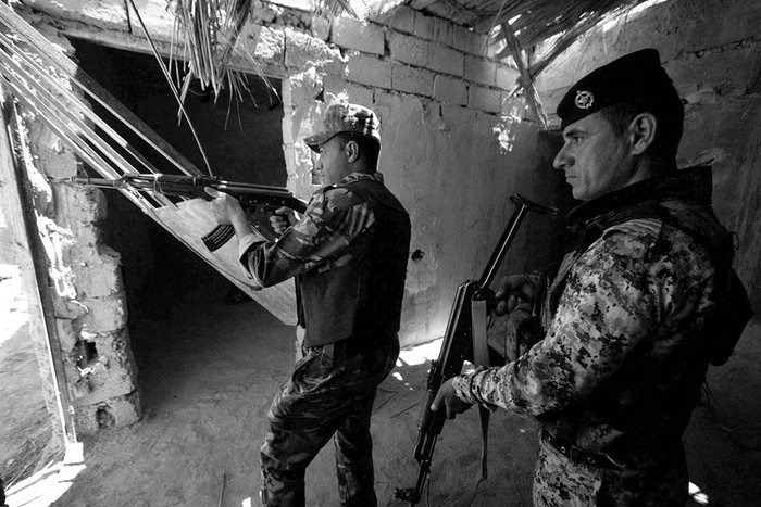 Soldados iraquíes ayer en un puesto fronterizo entre Irak y Arabia Saudita, en el sur de Irak. / Foto: Alaa Al-Shemaree, Efe