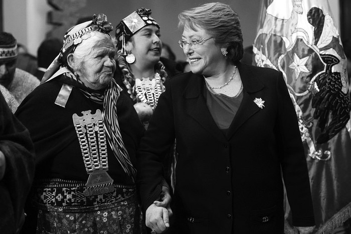 Michelle Bachelet, presidenta de Chile, junto a indígenas mapuches, ayer, en el Palacio de la Moneda en Santiago de Chile (Chile). / Foto: Mario Ruiz, Efe.