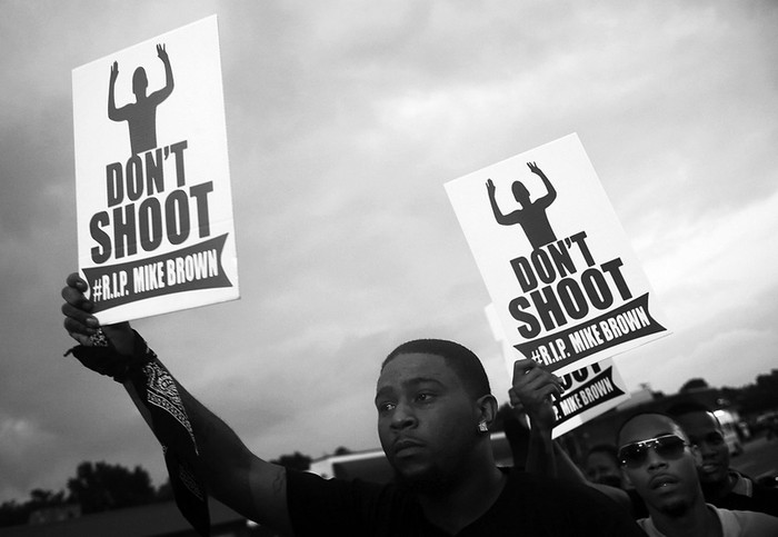  Protestas en Ferguson, Missouri (Estados Unidos), el domingo 17 de agosto, por la muerte del joven Michael Brown. / Foto: Ed Zurga, Efe.