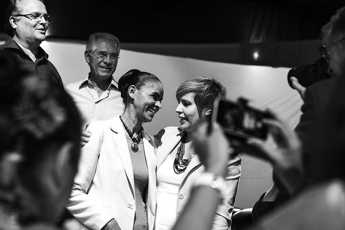 Marina Silva (centro), ex candidata a la presidencia de Brasil, junto a una simpatizante al final de una rueda de prensa, ayer en San Pablo (Brasil). / Foto: Aaron Cadena Ovalle, Efe