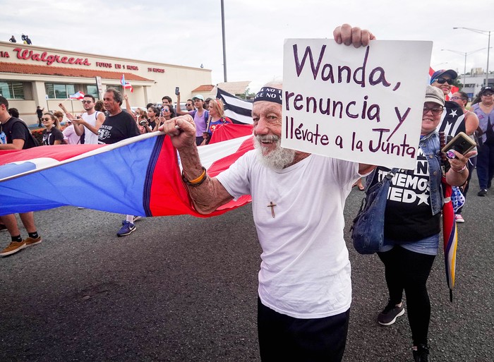 Manifestantes en contra del gobierno puertorriqueño, frente al Departamento de Justicia, el lunes, en San Juan.  · Foto: Ángel Valentín, Getty Images, AFP