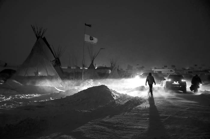 Activistas en Oceti Sakowin, al lado de la reserva Sioux Standing Rock, en Cannon Ball, Dakota del Norte, pasaron una noche con temperatura bajo cero en el campamento que mantienen desde hace meses tratando de impedir el oleoducto Dakota Access. / foto: scott olson, getty images, afp