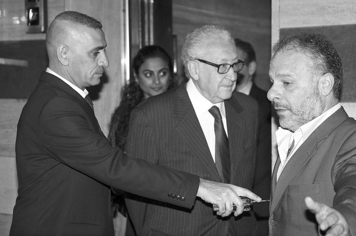El enviado especial de las Naciones Unidas a Siria, Lakhdar Brahimi (centro), llega a la reunión con el presidente Bachar al Asad en Damasco, el lunes.  · Foto: Youssef Badawi, Efe