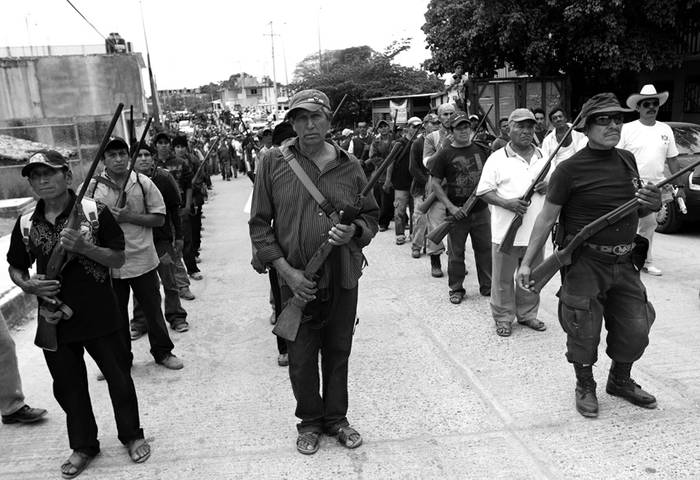 Hombres armados durante una marcha el sábado 2, para apoyar al movimiento de ciudadanos que vigilan las comunidades de la región, en Ayutla de los Libres, estado de Guerrero, México.
 · Foto: Francisca Meza, Efe