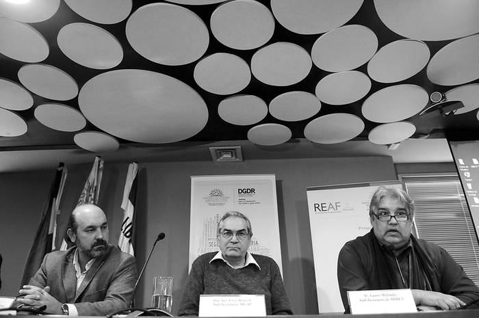 Marcos Otheguy, Enzo Benech y Lauro Meléndez, el lunes en la sala de conferencias del Banco de Previsión Social. · Foto: Santiago Mazzarovich