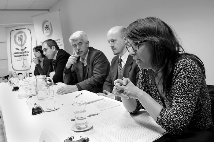 Florencia Amábile, Pablo Ferreri, Eduardo Brenta, Aldo Caliari y Nicole Bidegain, el viernes en la sala Colmena de la Corporación Nacional para el Desarrollo. · Foto: Pablo Nogueira