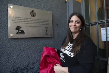 Romina Ravotto, de la Comisión Sitio de Memoria del IEC, en el sitio de memoria Hebert Nieto, en Arenal Grande 1604. · Foto: Alessandro Maradei