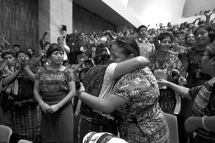 La Premio Nobel de la Paz 1992, Rigoberta Menchú, abraza a una compañera después de conocer la sentencia contra el ex dictador guatemalteco José Efraín Ríos Montt, el viernes en la Corte Suprema de Justicia en Ciudad de Guatemala. · Foto: Saúl Martínez, Efe