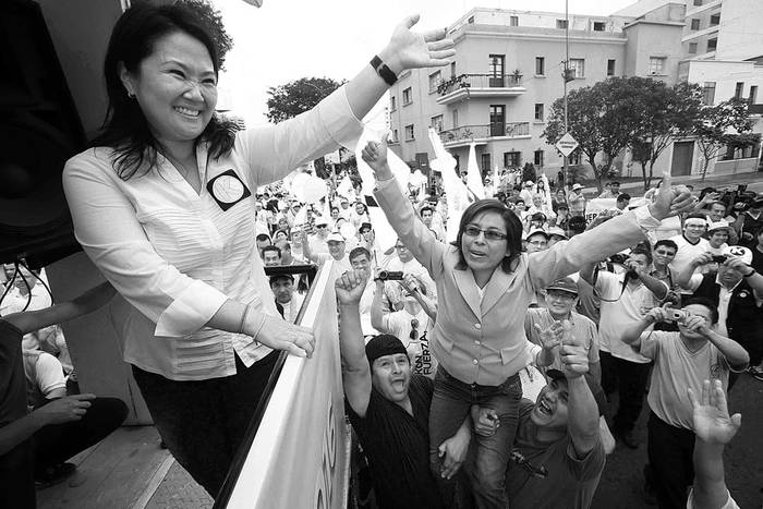 Keiko Fujimori, líder del partido Fuerza Popular, saluda a sus simpatizantes al llegar al local del Jurado Electoral Especial, el domingo, en Lima, Perú. Foto: Ernesto Arias, Efe