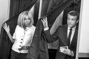 Emmanuel Macron, presidente francés, y su esposa, Brigitte Macron, abandonan la cabina de votación, ayer, en Le Touquet, Francia. Foto: Christophe Petit Tesson, AFP
