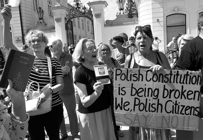 Manifiestación frente al palacio presidencial en Varsovia, ayer, después de que el presidente anunciara que vetará las reformas judiciales. Foto: Janek Skarzynski, AFP