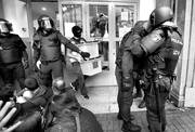 La policía española retira urnas en una mesa de votación en Barcelona. Foto: Pau Barrena, AFP