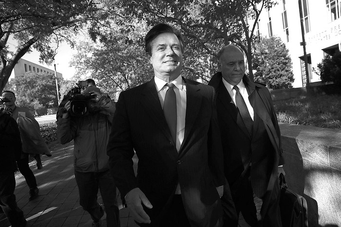 Paul Manafort, ex jefe de campaña de Donald Trump, abandona el Tribunal de Distrito, ayer, en Washington, Estados Unidos. Foto:  Win McNamee, AFP
