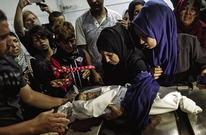 El cuerpo de Leila Anwar Ghandoor, que murió por la inhalación de gas lacrimógeno, ayer, en la ciudad de Gaza.
 · Foto: Spencer Platt